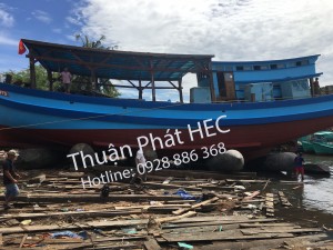 Cty Thiết bị nặng Thuận Phát hạ thủy tàu cá cho ngư dân Phan Thiết bằng Phao túi khí hạ thủy