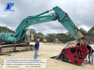 Vận hành và bàn giao búa cày rung thủy lục V220 trên mỏ đá.